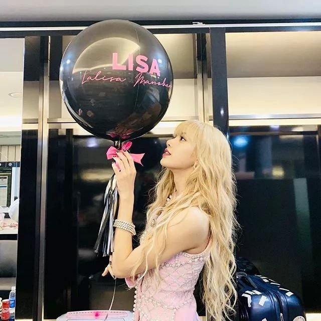 Lisa心机好深啊，为了显腿长居然这样穿牛仔裤！