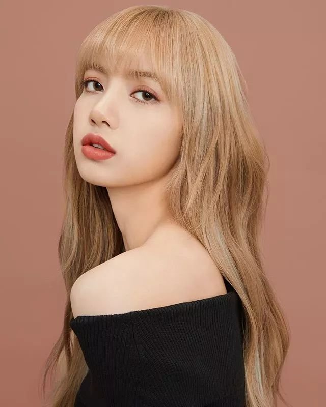 Lisa心机好深啊，为了显腿长居然这样穿牛仔裤！