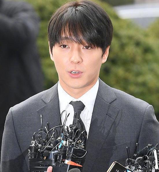 崔钟训现身接受调查，李胜利被香港税务厅盯上，警方商讨对其逮捕