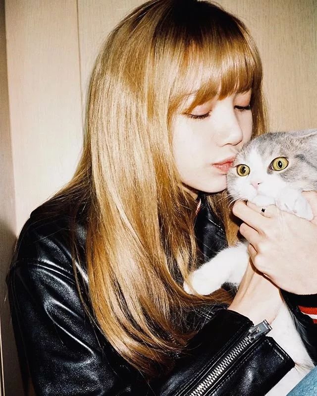 Lisa心机好深啊，为了显腿长居然这样穿牛仔裤！