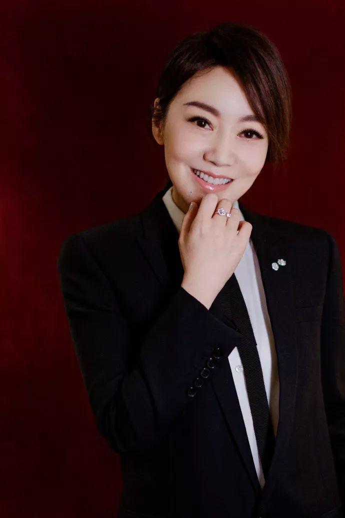 《武林外传》里的最美遗珠，如今整得六亲不认，双眼皮比卧蚕还大了…