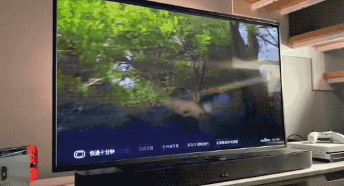 下班回家，总看见老婆对着电视机说话……