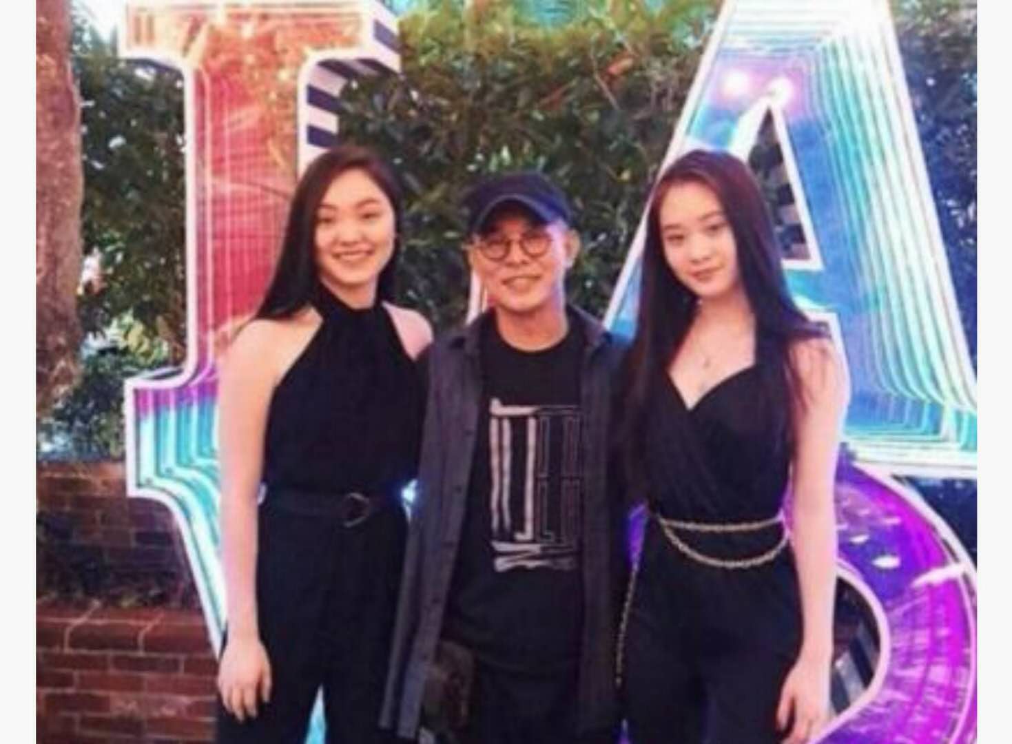 55岁李连杰近照像年轻了好几岁，完全不见之前的苍老病态！