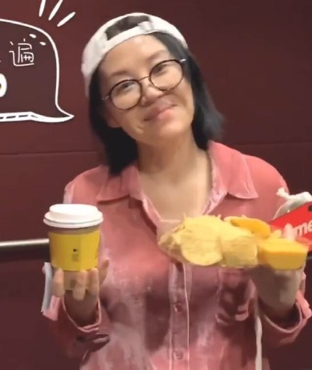 许晴深夜晒素颜自拍，网友被吓到：像女鬼