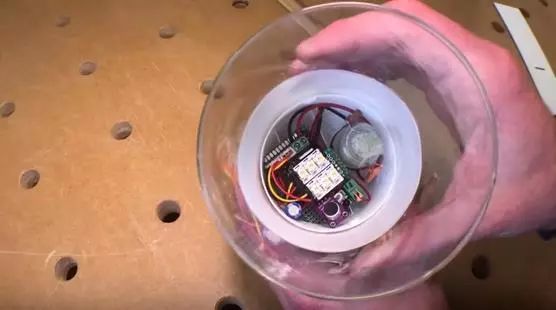 点起来像蜡烛,吹起来像蜡烛,你却告诉我这不是蜡烛?