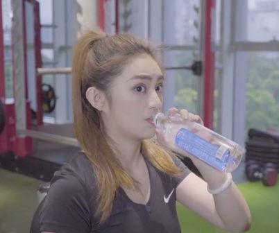 美女第一次健身,硬装