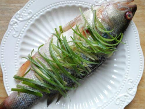 鱼肉去腥味,万万别只用葱姜料酒,卖鱼大婶的绝招,鱼鲜香没腥味