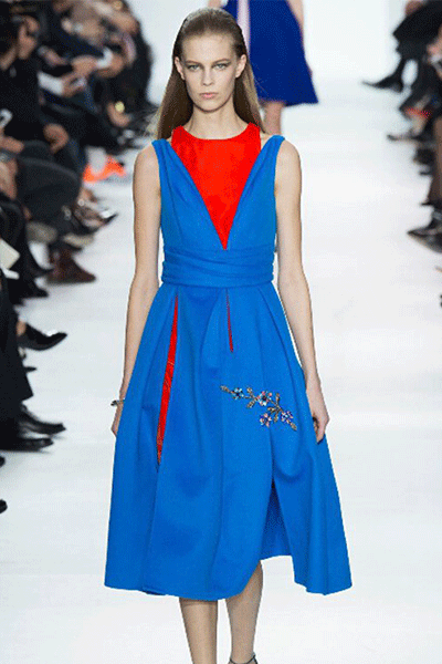 蓝色对比色穿搭