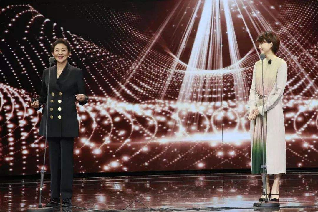 “走下神坛”,央视人在转型风口的再一次盛放