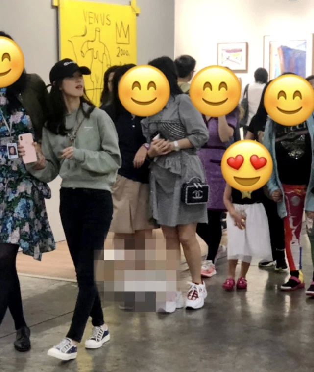 “消失”大半年的章泽天现身艺术展，丈夫不见人影，她与闺蜜同行