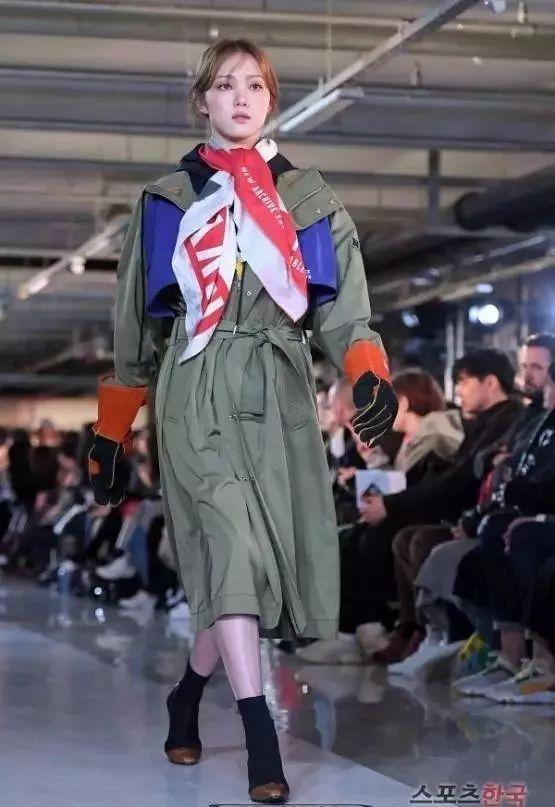 彭王者苹果肌都要溢出屏幕了，颜值仍然在时装周吊打女爱豆？