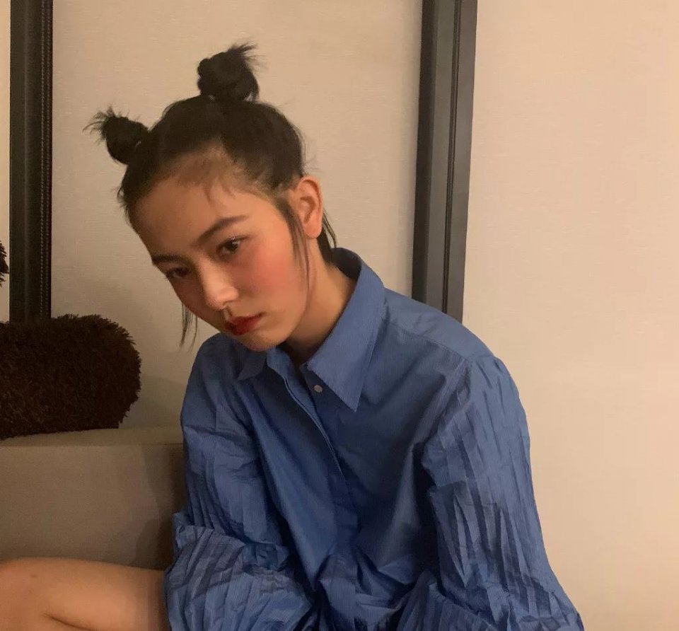 彭王者苹果肌都要溢出屏幕了，颜值仍然在时装周吊打女爱豆？