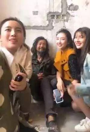 她自称撞脸换头宝贝、热巴、娜扎等多位明星？敢用不P的照片吗？