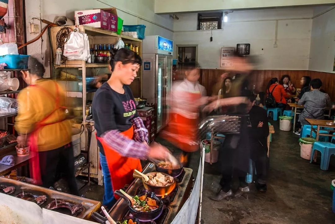 忙碌的小锅凉粉店。摄影/李立洪