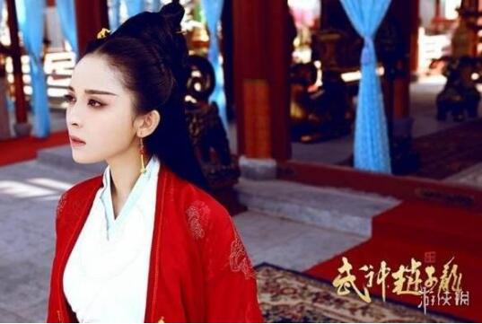 古力娜扎换新发型认不出，第一眼竟被当成了范冰冰