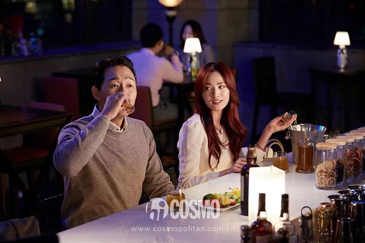 比如明明没喝酒假装喝了一杯,前后变化的样子