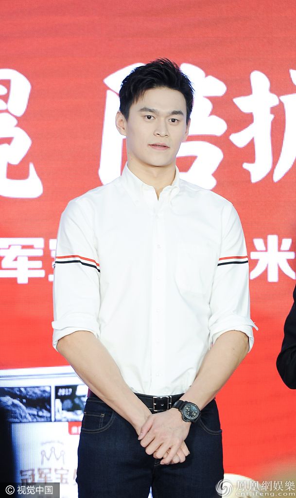 总裁视察！孙杨白称身嫩帅有型 与高管合影“鹤立鸡群”成焦点
