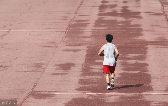 中长跑训练,以培养运动员的有氧、无氧耐力为主
