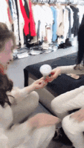 搞笑GIF:好不容易出来玩一次,结果玩的很憋屈