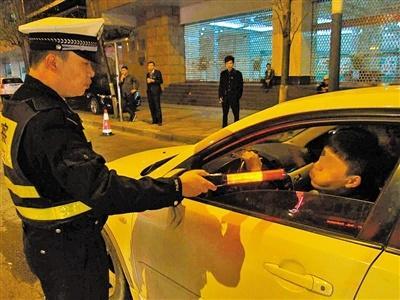 喝完酒在车上睡觉算酒驾吗？老司机：这两点千万要注意