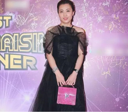 甘比不惧刘銮雄澳门服刑风波,日常接女放学出席晚宴
