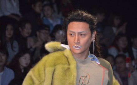 陈志朋带赘肉走秀，网友惊叹：还挺美！