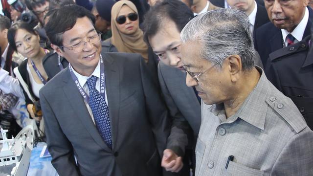 在兰卡威航展,三次偶遇马哈蒂尔