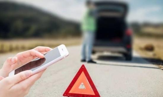 汽车停路边被撞，应该先找保险还是先找交警？顺序不对可能吃亏