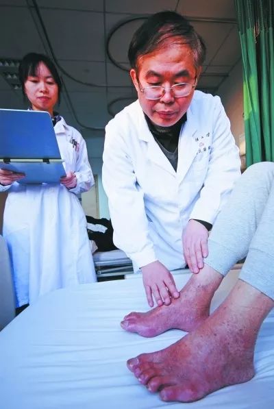 秘密守不住了!这位医生“说谎”14年,私下给病人…