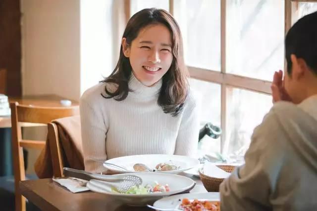 打败全智贤,撩倒宋慧乔前男友,37岁被小6岁奶狗“恋”上