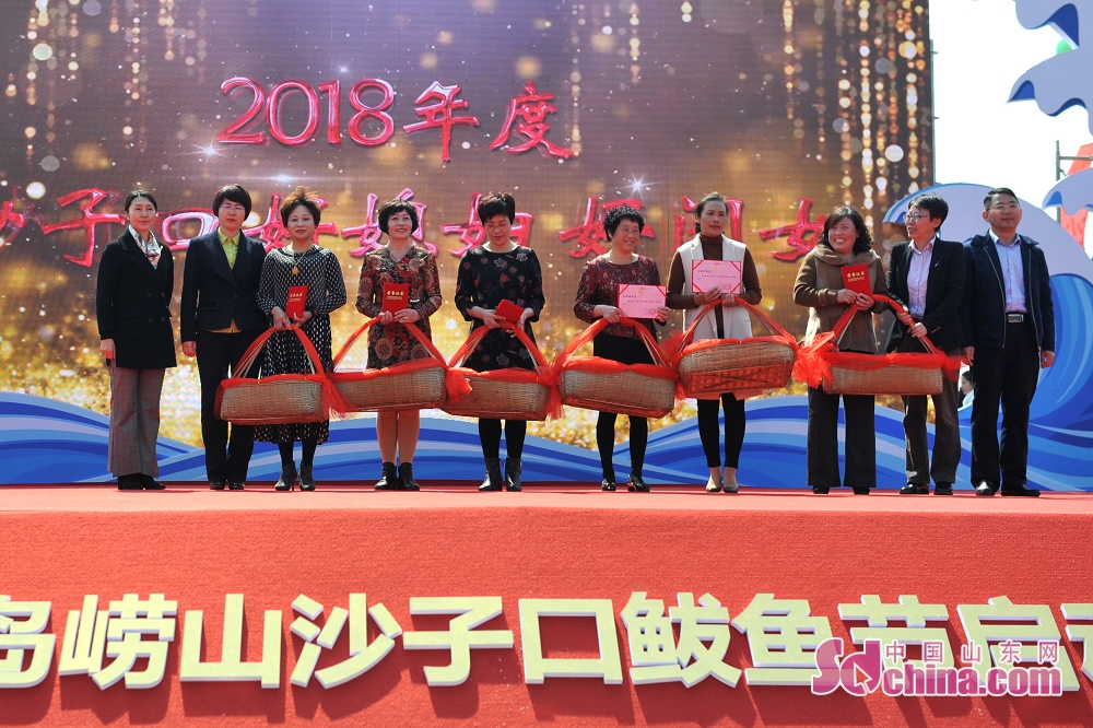 2019青岛崂山沙子口鲅鱼节启幕渔民展示10余斤重鲜鲅鱼