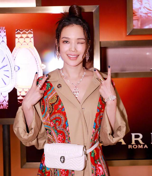 李英爱8岁女儿近照,长开后比咘咘还漂亮,鼻子脸型就赢在起跑线