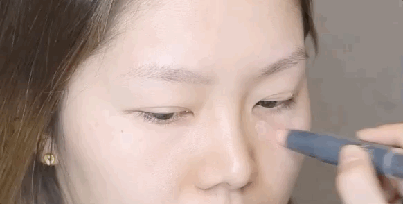 泫雅最新旅行照挑战性感极限？“性感小马儿”称号不是浪得虚名