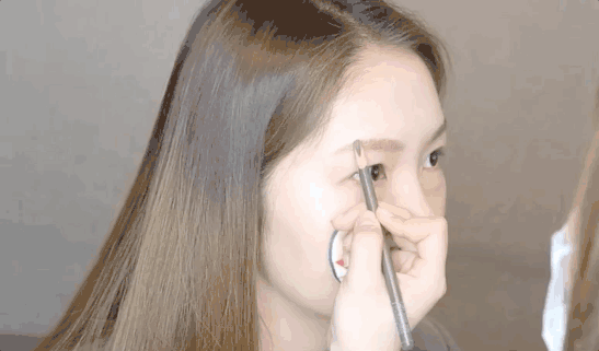 泫雅最新旅行照挑战性感极限？“性感小马儿”称号不是浪得虚名