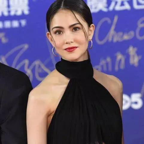 热巴摔跤上头条，接连两档大热综艺，要做唱跳演全能艺人