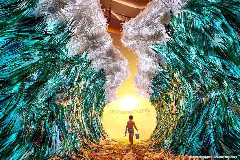 星巴克不要的17万根吸管，被他捡来搭成“巨型海浪”！