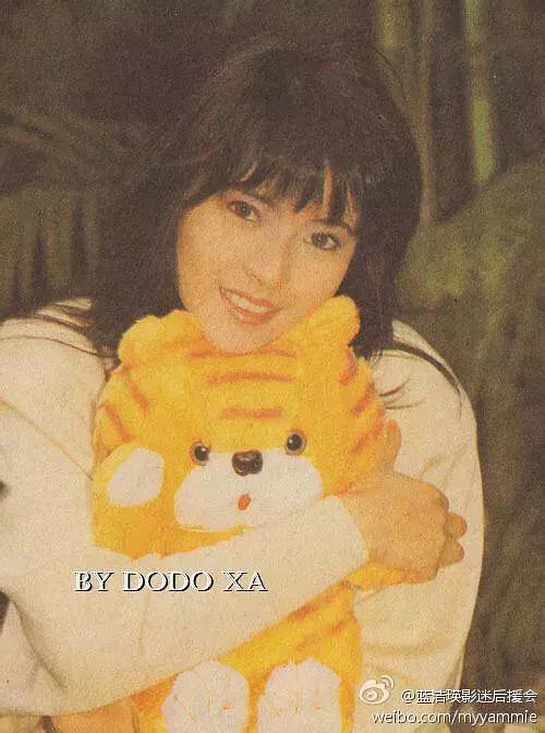 蓝洁瑛生前跟路人合照,眼睛弯弯笑容灿烂,衬得刘嘉玲脸好大好村