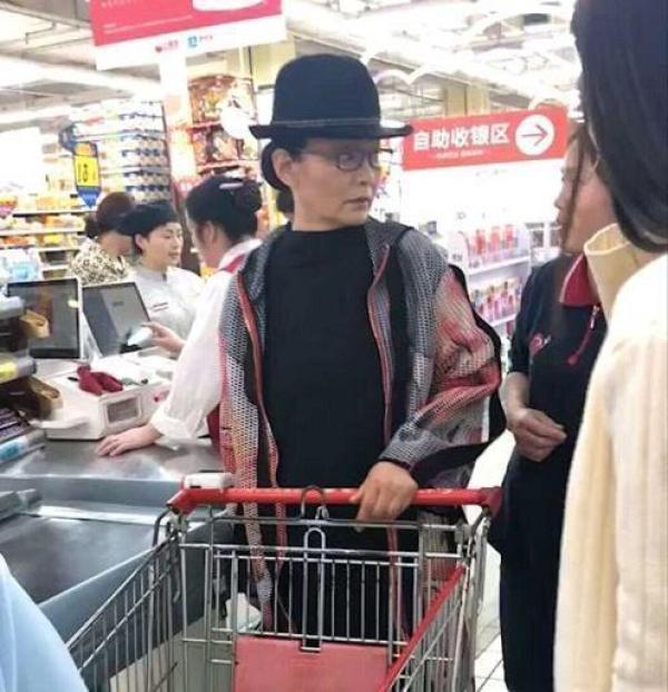 网友偶遇64岁潘虹逛超市，激动求签名却被她的眼神吓到