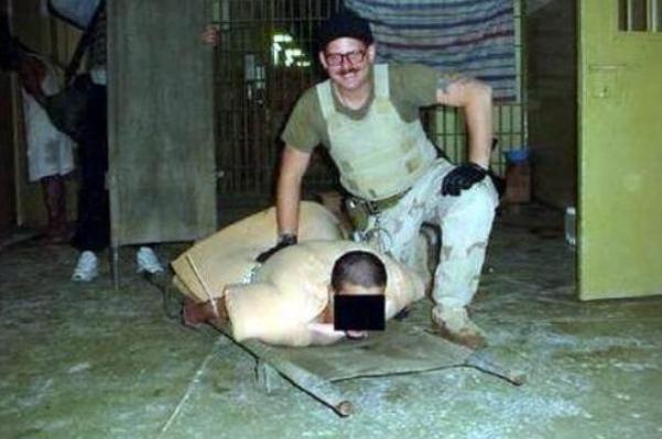 阿桑奇和曼宁曝光美军虐囚,丑闻女主角乃是问题女兵,战争何时消亡?