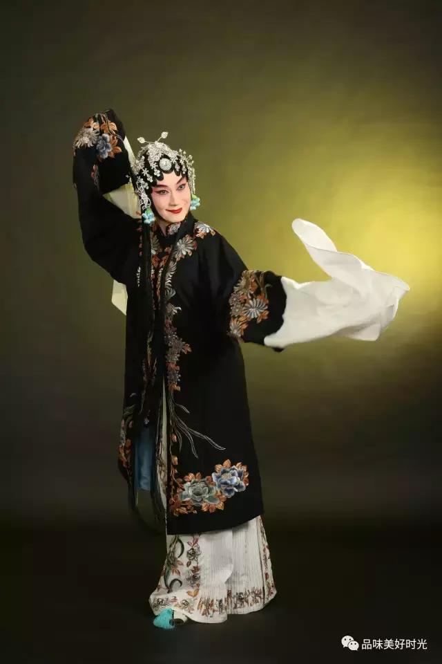 梅韵俊风 “吴氏青衣”神清骨俊 —— 记艺术大家吴汝俊的人生之梦
