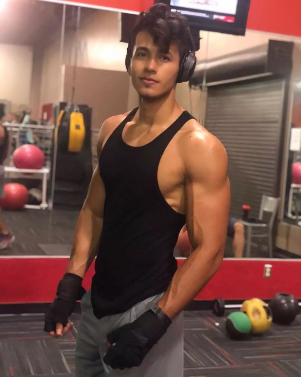 d杯大胸 六块腹肌 人鱼线,这个男模简直就是行走的春药啊!