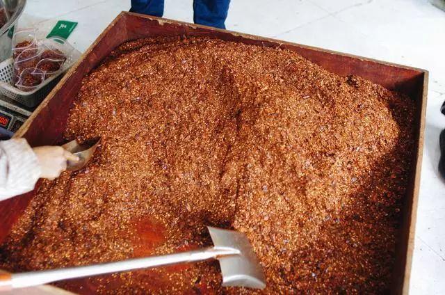 贵州这位大姐制作煳辣椒有20年,连手板心都有一股辛辣味道