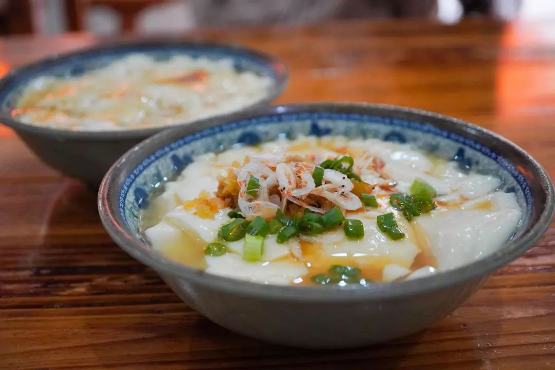 赏味 正文  咸豆腐脑,主要是豆腐够嫩,搭配上榨菜和虾米就足够好吃.