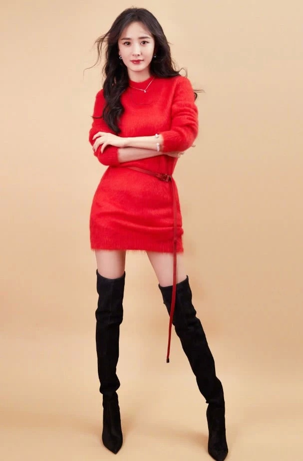 女人天下 正文  上图中,杨幂顶着一头中分的长卷发,身穿一条红色的