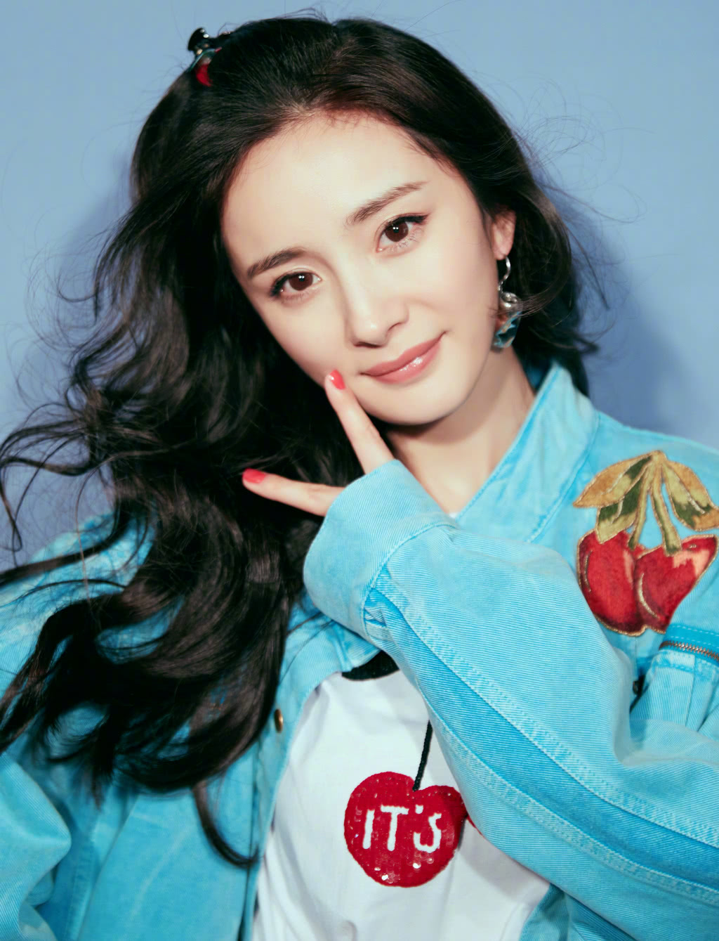 时尚辣妈杨幂惊现新穿搭,半马尾发型瞬间少女感爆棚