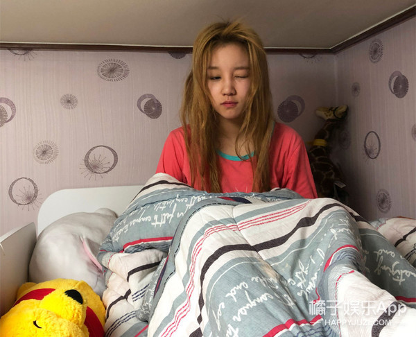她发这张素颜照经过公司同意没？