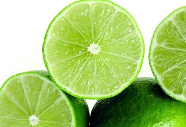 青柠檬有9大好处,怎么泡水喝最好,与黄柠檬比哪个美白效果好?