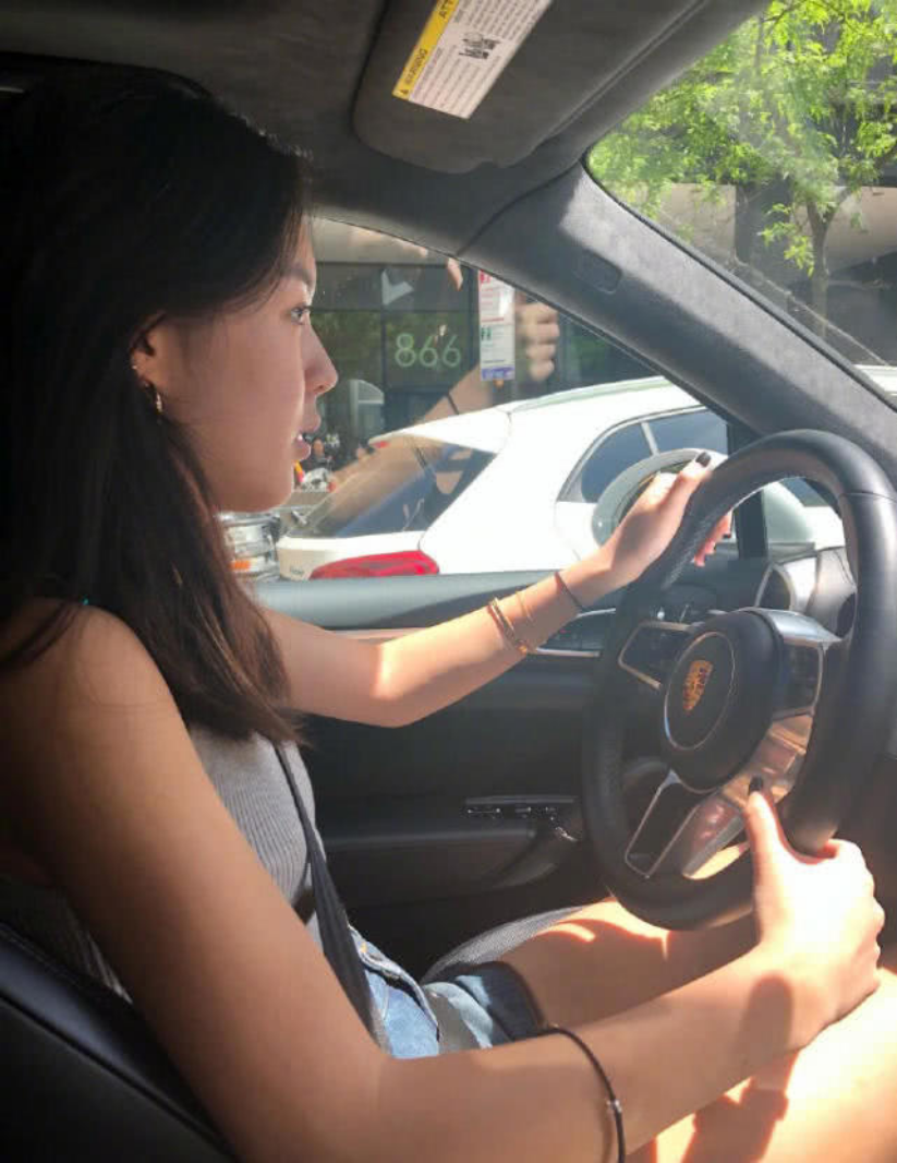 李咏女儿开豪车架势十足，16岁拿美国驾照很大胆