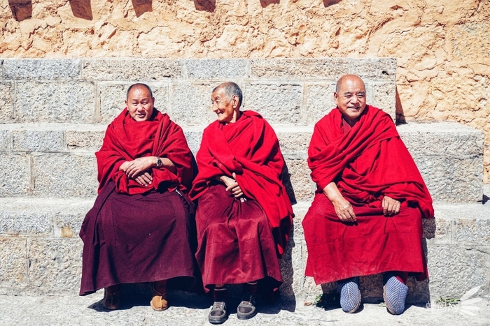 祈福仪式结束后,我们聆听了寺院里的活佛向我们讲解松赞林寺的历史