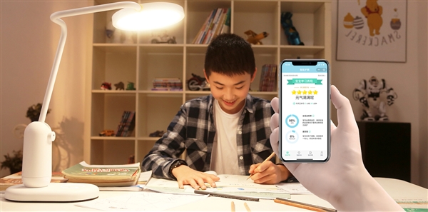 首款带“摄像头”的智能台灯开卖：实时矫正坐姿